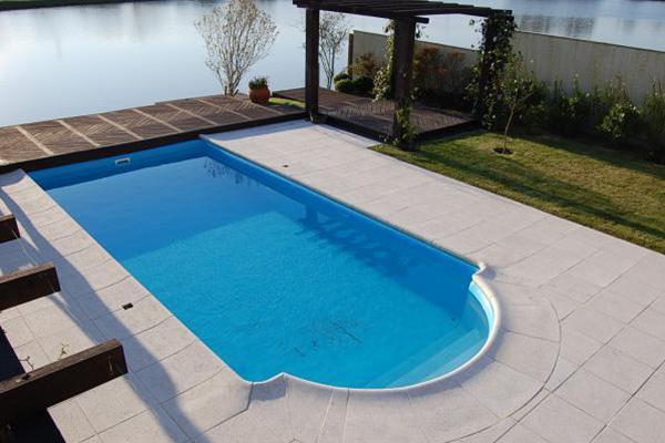 Piscina residencial construída pela Solare Piscinas
