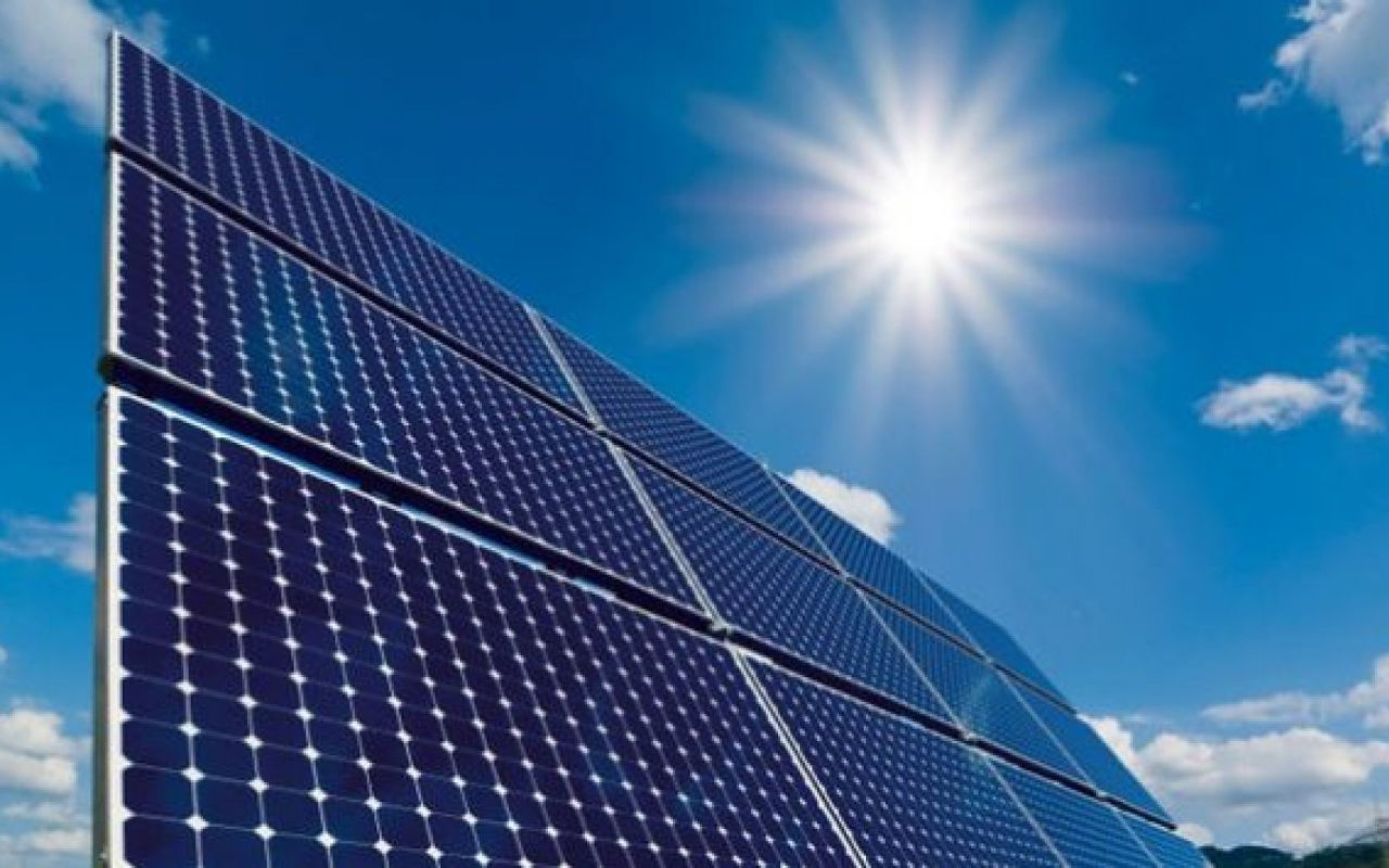 Painéis de energia solar fotovoltaica instalados pela Solare Piscinas