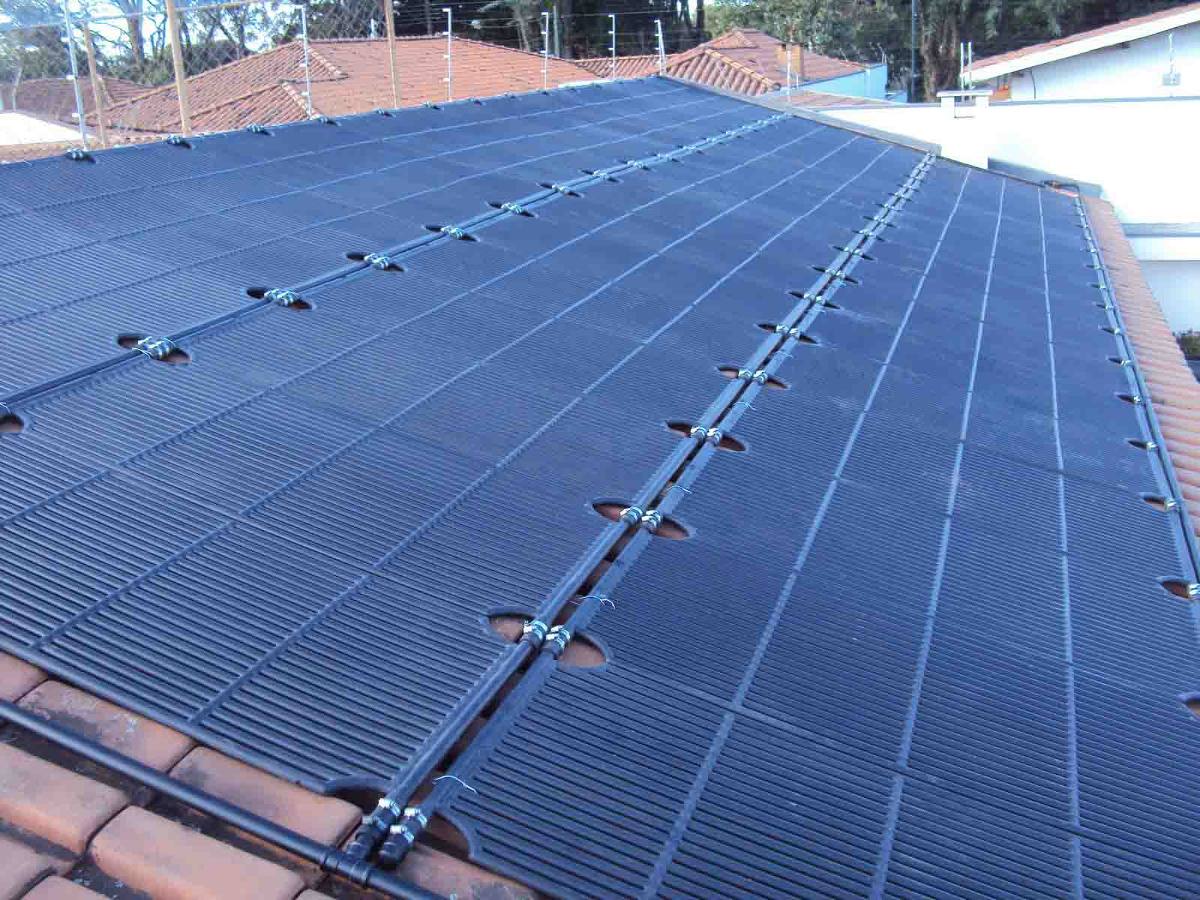Placas coletoras solares instaladas em telhado